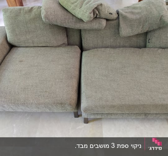 ספה אפורה עם כריות על רצפת שיש